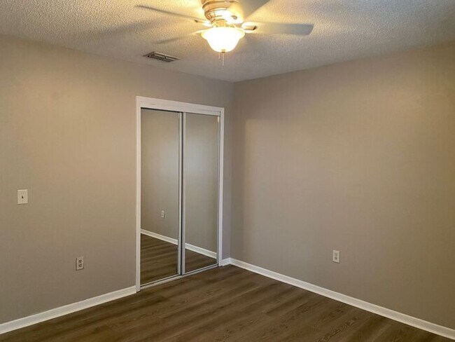 Building Photo - MOVE-IN SPECIAL-WONDERFUL 3/2.5 Home with 1 car garage-UCF Area