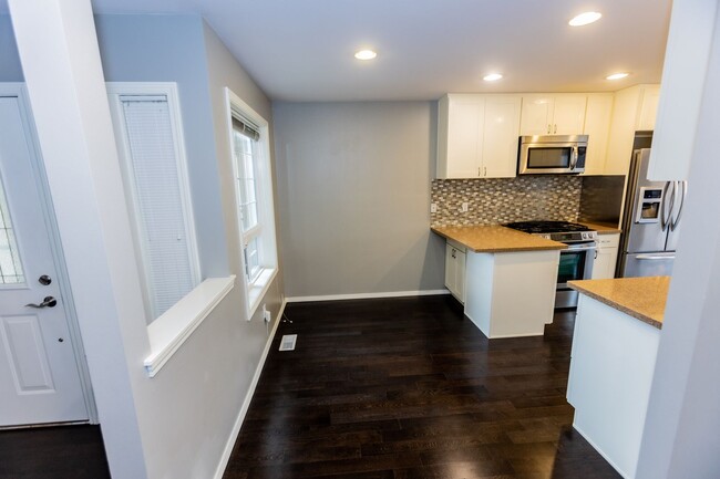 Building Photo - Beautiful 2 Bed 2.5 Bath Townhome in Kent