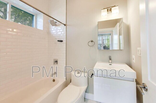 Building Photo - 1839 D St NE