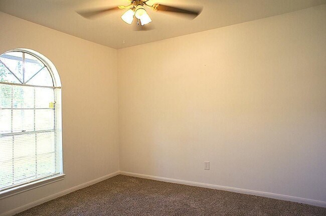 Building Photo - 2618 Tinechester Dr
