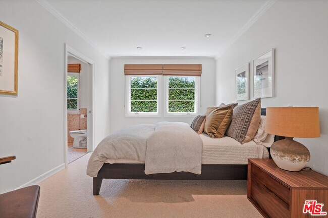 Building Photo - 215 S Medio Dr