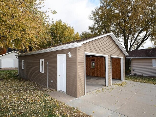 Building Photo - 405 E 5th St