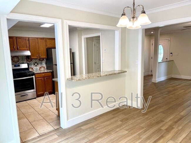 Building Photo - 696 Redland Dr