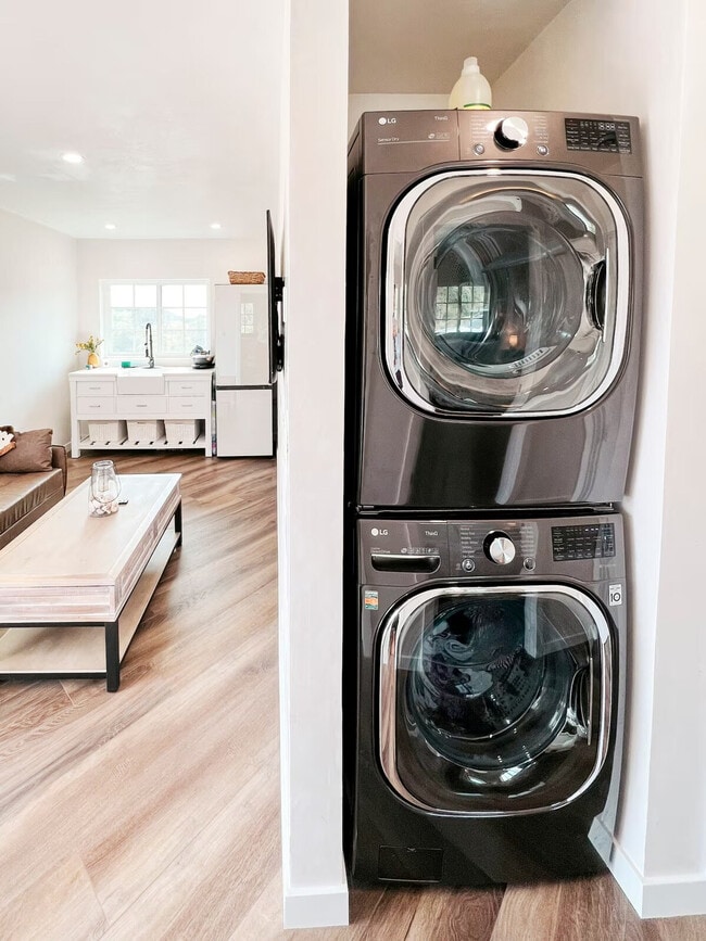 Building Photo - 898 Veronica Springs Rd