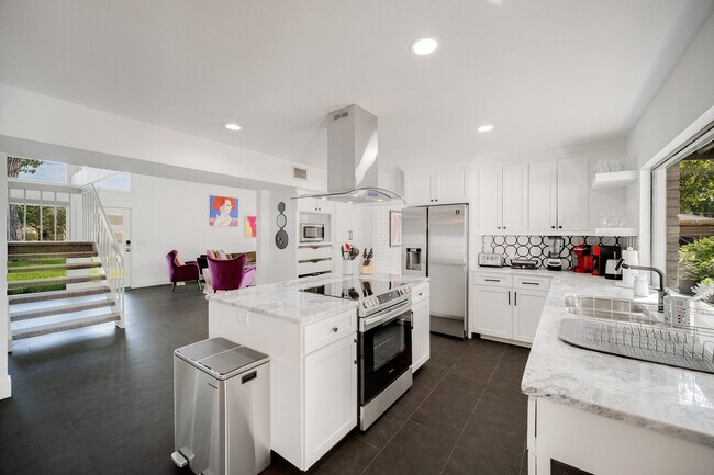 Building Photo - 313 Melorine Dr
