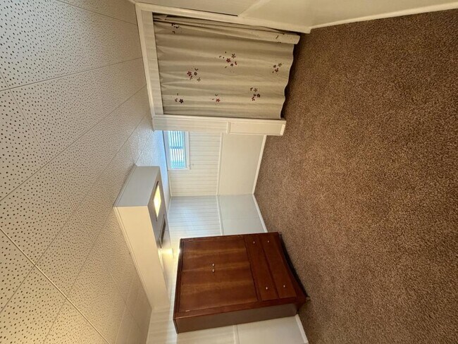 Building Photo - 721 Robins Ave