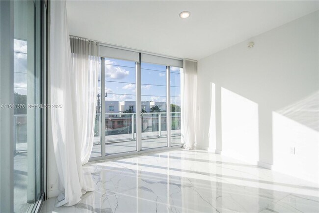 Building Photo - 8425 Crespi Blvd