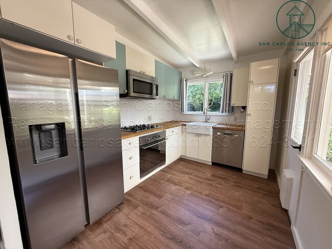 Building Photo - Adorable Two Bedroom Single Family Cottage in Carmel-by-the-Sea