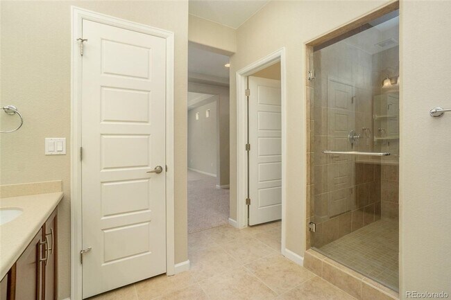 Building Photo - Spacious 4 Bedroom House in Green Valley R...