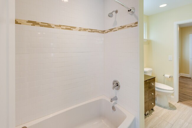 Tub/Shower - 1509 Congress St