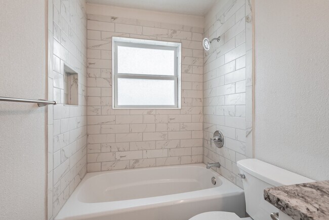 Building Photo - 2121 Fountain View Dr