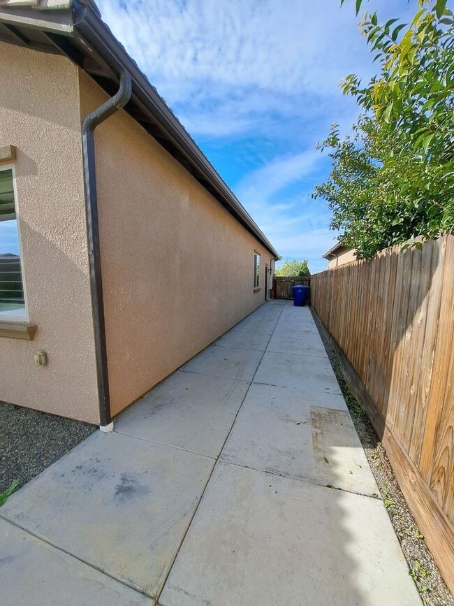 Building Photo - Beautiful 4 Bedroom Home In Clovis!