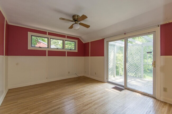 Building Photo - 321 S Eastside Dr