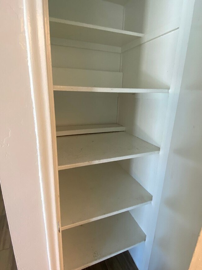 Building Photo - Charming 3 bedroom, 2 bath with Pool