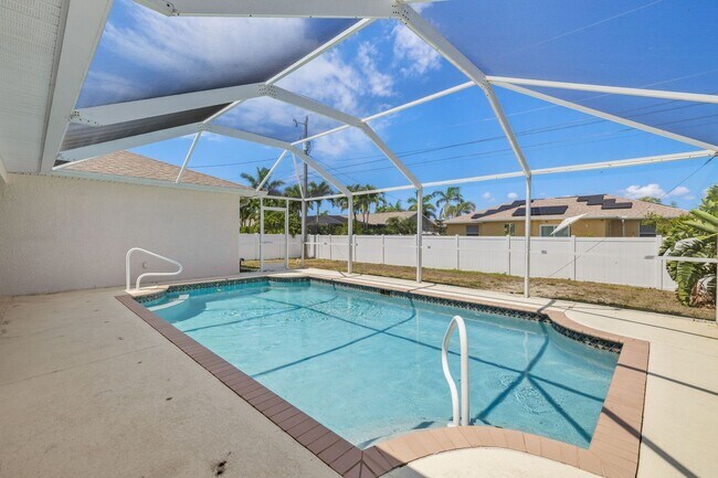 Building Photo - 3 Bed 2 Bath Pool Home