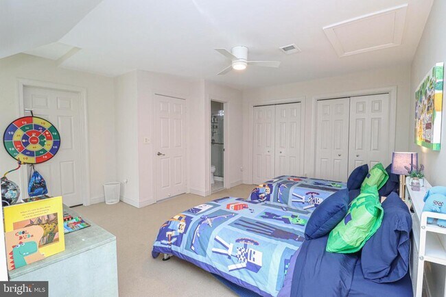 Building Photo - 1596 N Colonial Terrace