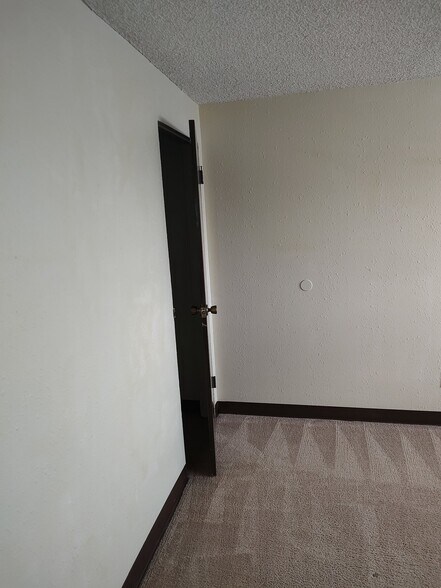 Building Photo - 5908 Parker Rd E