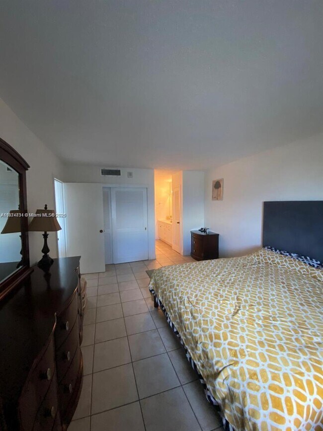 Building Photo - 2030 S Ocean Dr