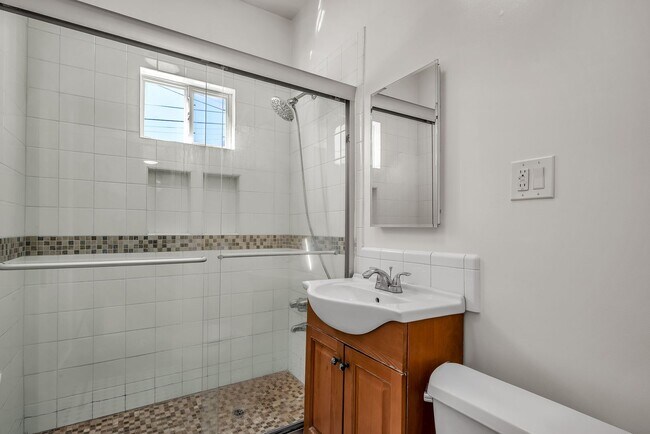 Building Photo - Large 2 bedroom unit