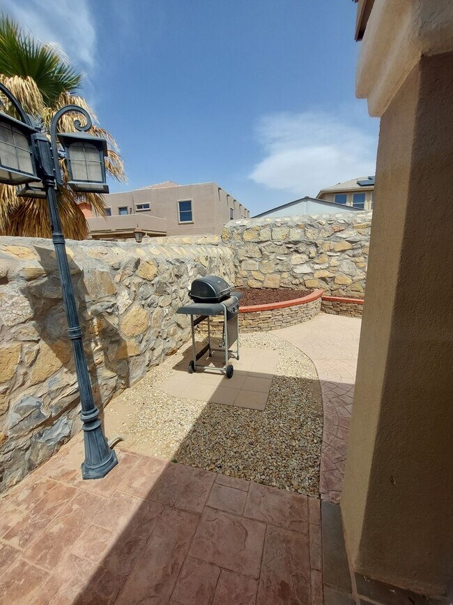 Building Photo - 4 BEDROOM 2 BATHROOM HOME 3 CAR GARAGE HOM...