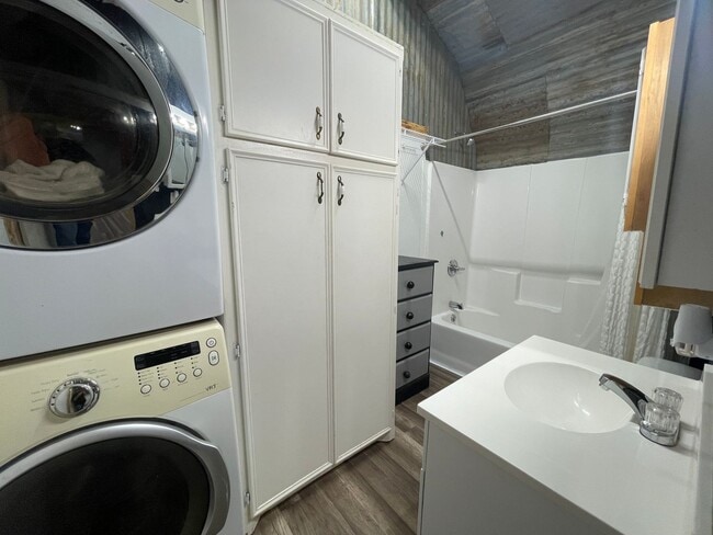 Building Photo - Cozy Fully Furnished 1-Bed 1-Bath Tiny Hom...