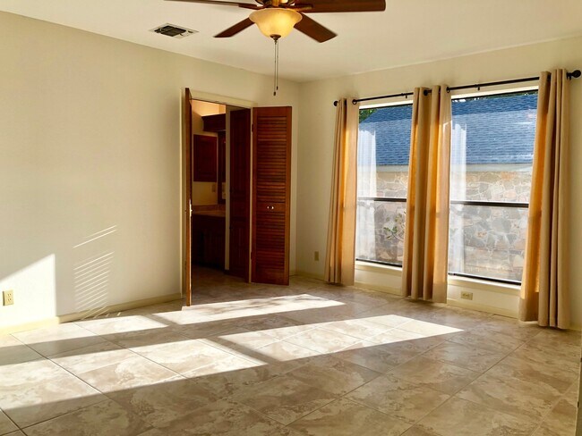 Building Photo - 4305 Center Oak Wds