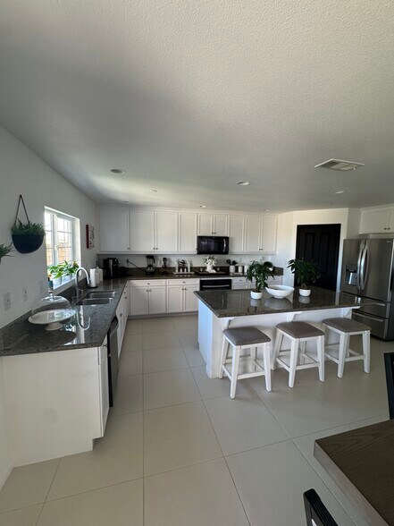 Fully stocked kitchen - 2727 Goldenrain St