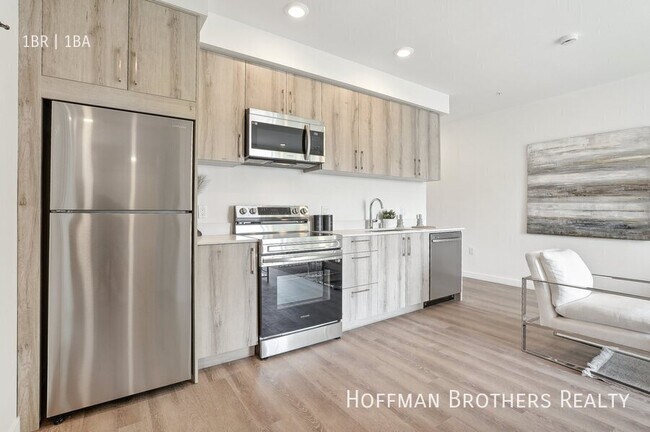 Building Photo - 224 N Alvarado St