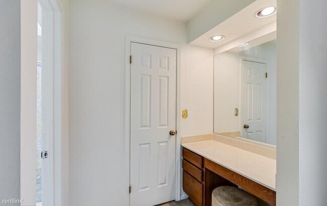 Building Photo - 3 br, 3 bath House - 15411 Pine Tree Court