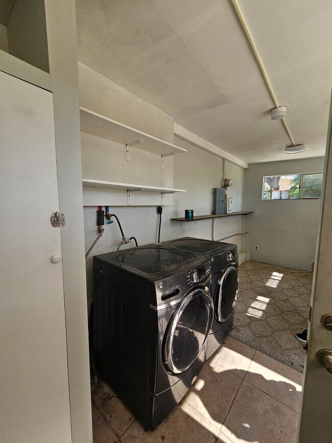 Building Photo - 2 Bedroom 2 Bathroom fully electric house ...