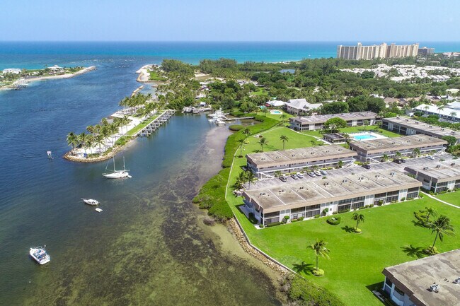 Building Photo - 755 Saturn St