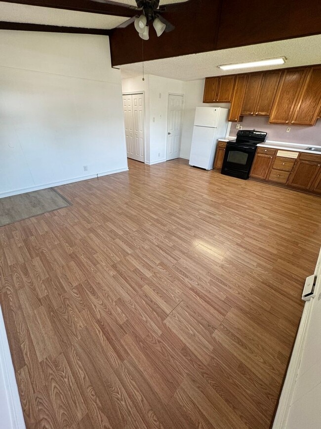 Building Photo - THREE BEDROOM TWIN
