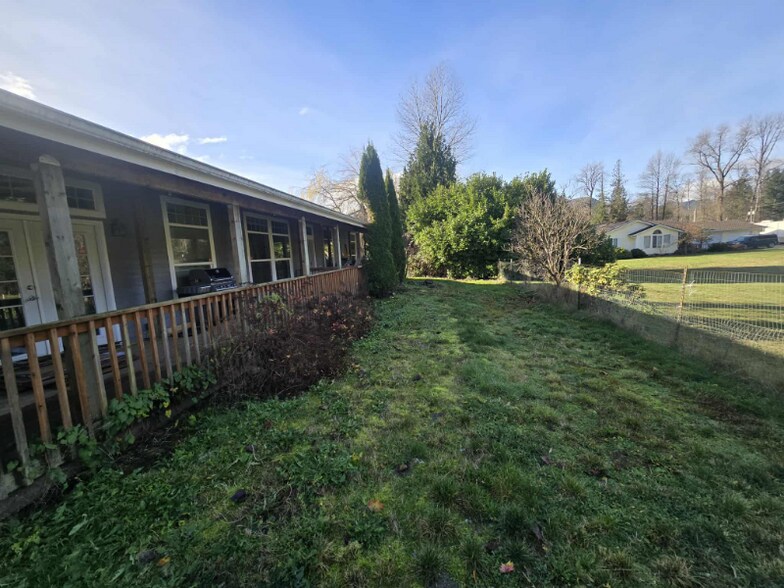 Building Photo - 757 Main Ave