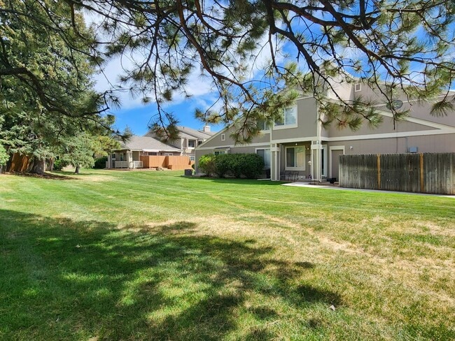 Building Photo - Updated 3 Bedroom Townhome in Great Area!