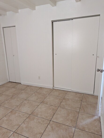 Building Photo - 617 E Knox Dr