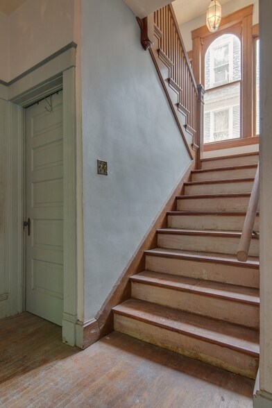 Building Photo - 724 W Prairie Ave
