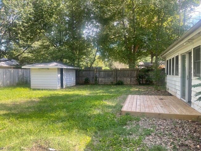 Building Photo - 3 Bedroom with 3 live areas + Office!