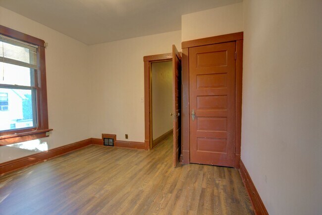 Building Photo - SL NIE2405