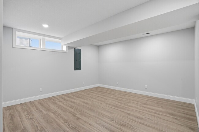 Building Photo - 4403 Glen Eagle Dr