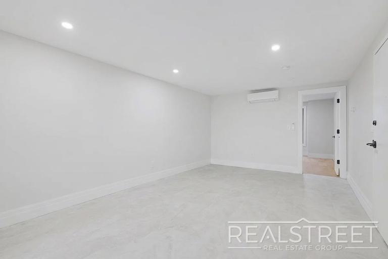 Building Photo - Stunning Spacious 2 Bed Garden Apt!
