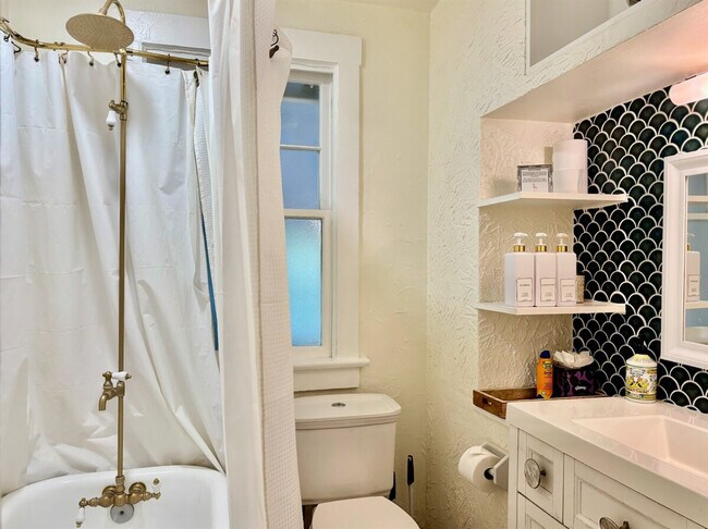 Building Photo - 446 27th St