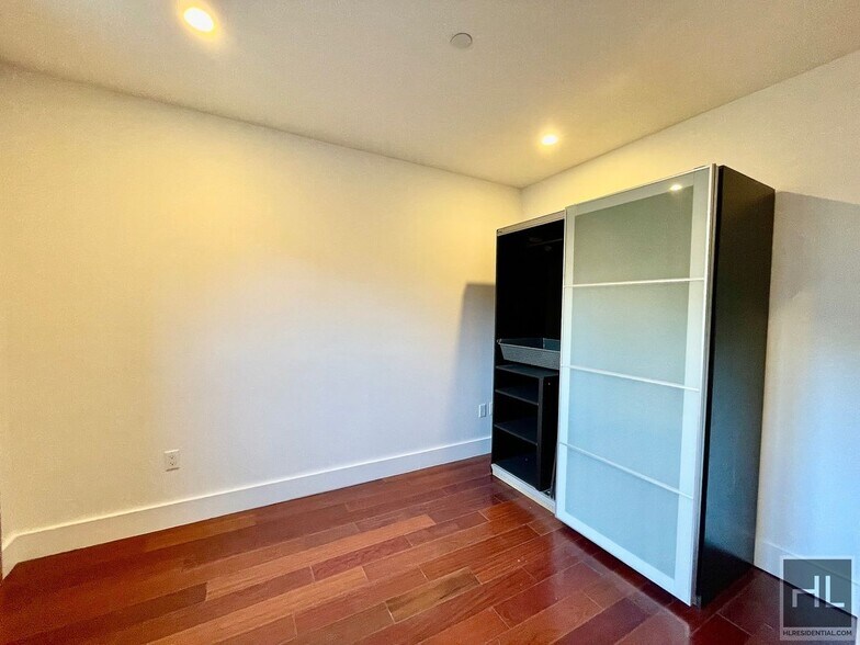 Building Photo - 28 AVENUE