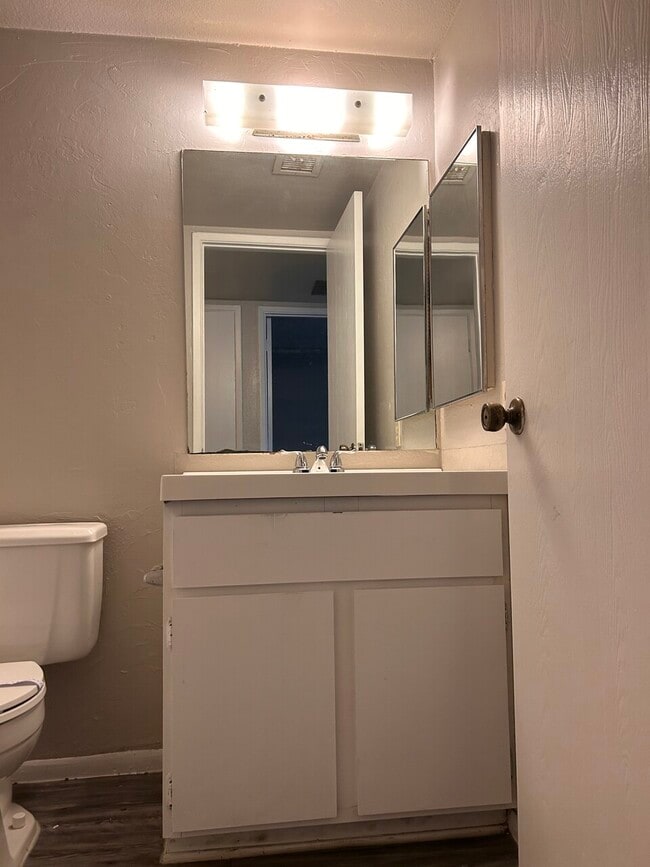 Building Photo - 729 E Cochise Dr