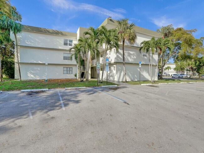 Building Photo - Renovated & Updated 2 Bed/2 Bath Condo with Patio – Prime Springcrest Location!