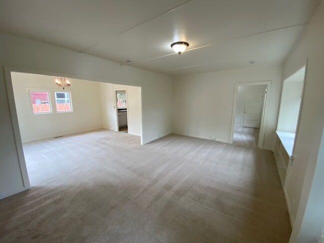 Building Photo - 17 Mile Drive Cottage!