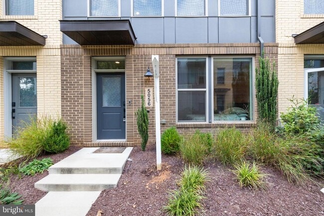 Primary Photo - 5056 Oakmoore Dr