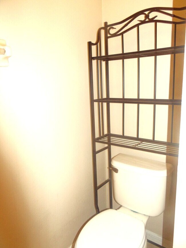 Building Photo - 4 bedroom, 2.5 bath, 1 car garage townhouse