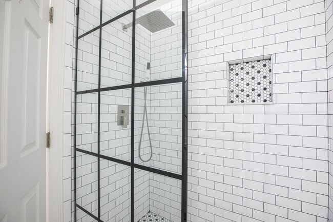 Building Photo - Walking distance to beach!