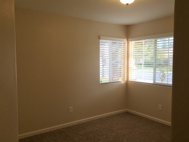 Building Photo - 3+2 in Riverlakes - Ready Now!  PRICE REDUCTION - $2250 Rent