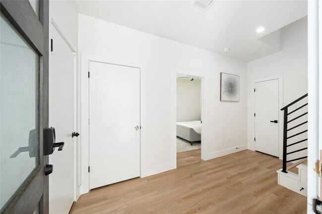 Building Photo - 3008 Delano St